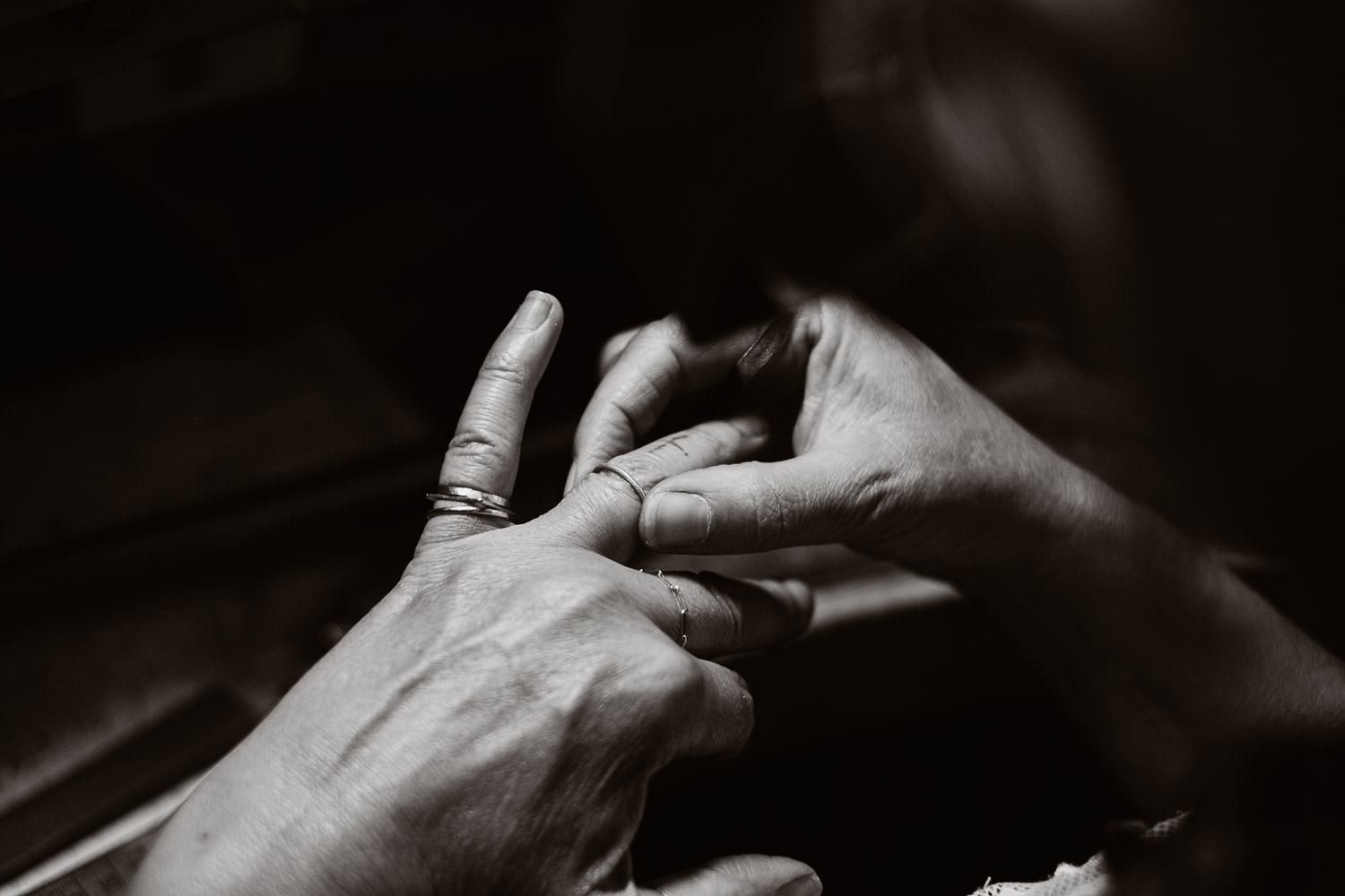 Séance N&B photo portrait artisan créateur boutique atelier Helene Turbé Joaillère Bijoux à Nantes