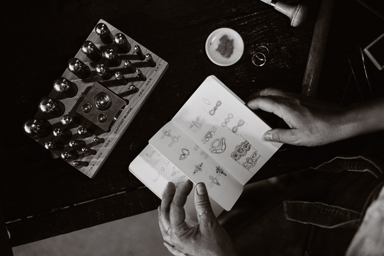 Séance N&B photo portrait artisan créateur boutique atelier Helene Turbé Joaillère Bijoux à Nantes