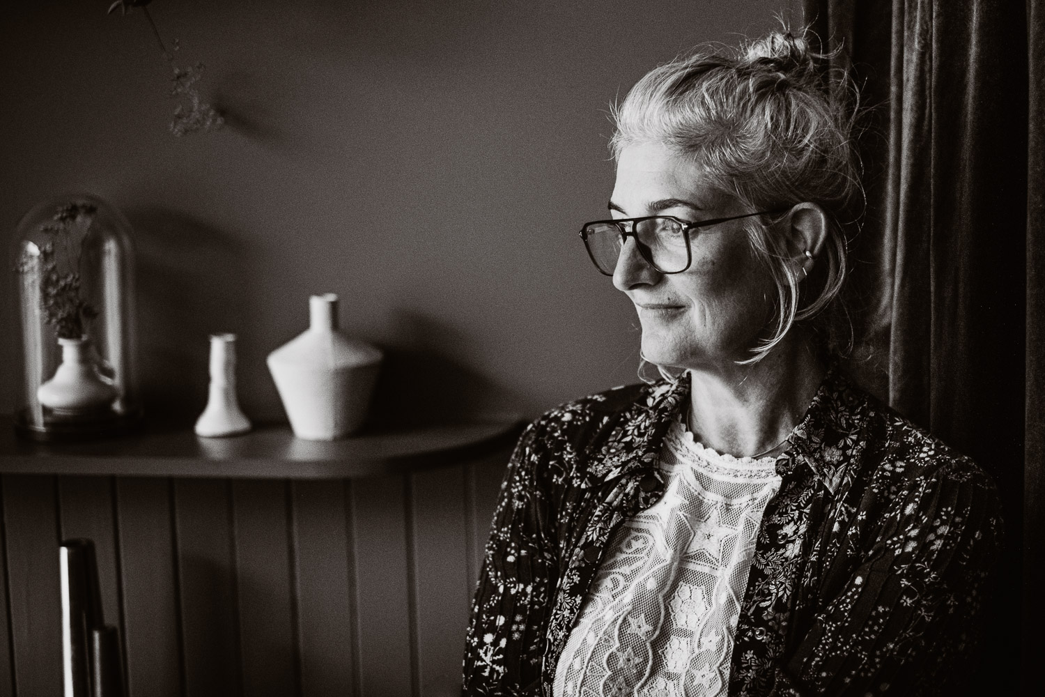 Séance N&B photo portrait artisan créateur boutique atelier Helene Turbé Joaillère Bijoux à Nantes