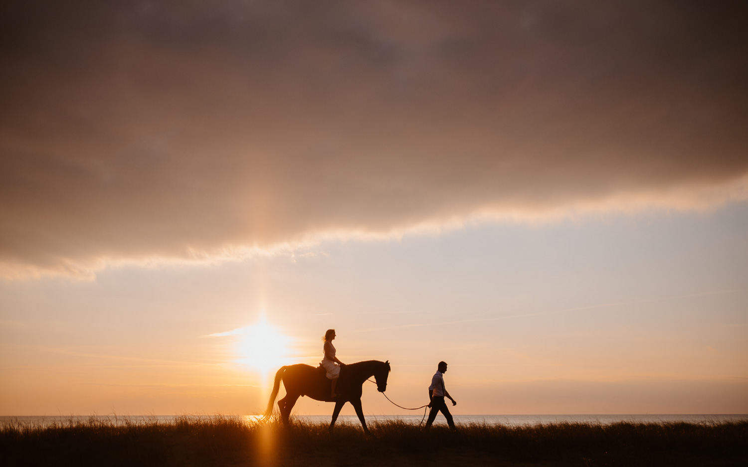 Séance photo de couple day after mise en scène avec cheval à la golden hour en pays de la loire (44)