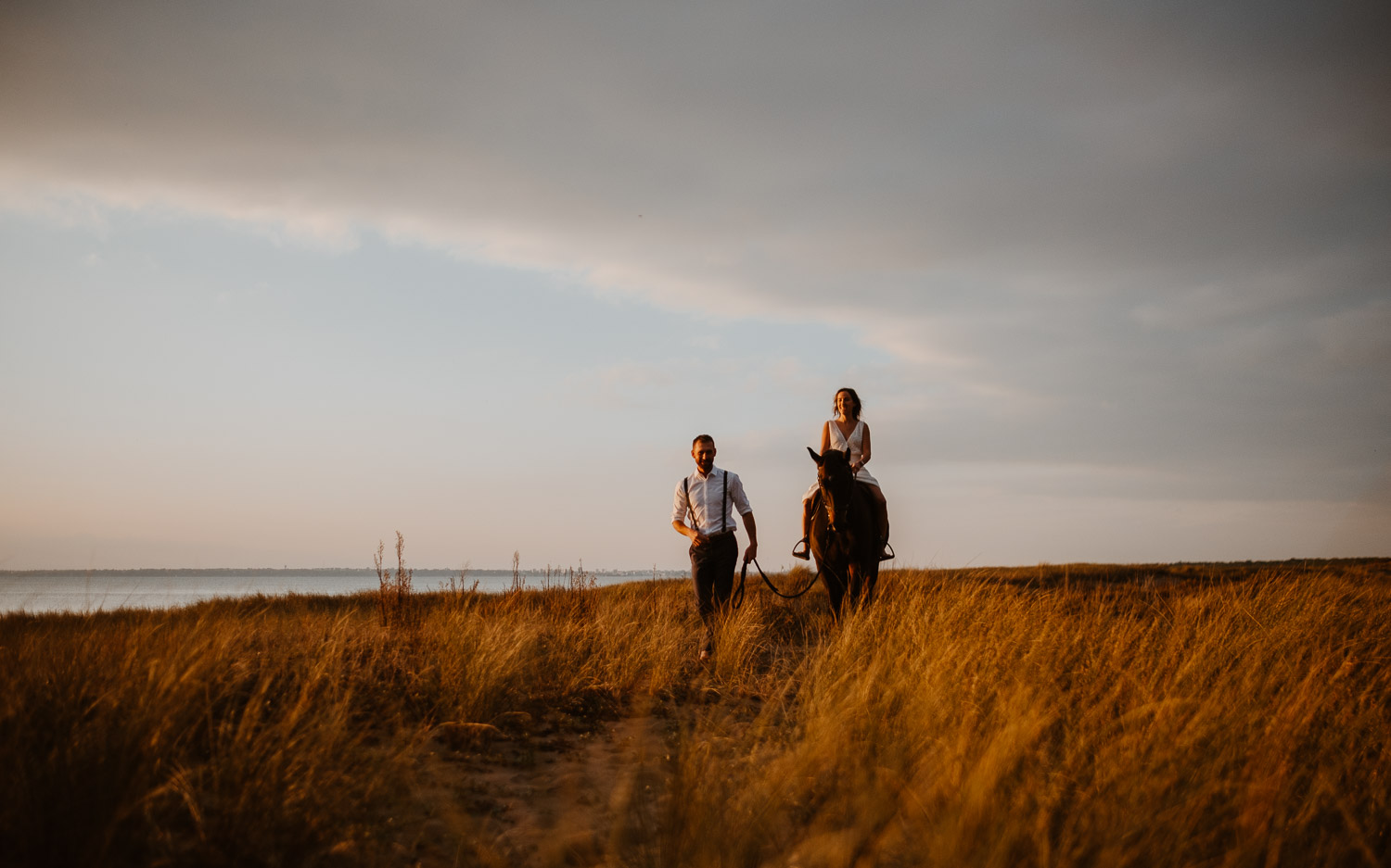 Séance photo de couple day after mise en scène avec cheval à la golden hour en pays de la loire (44)