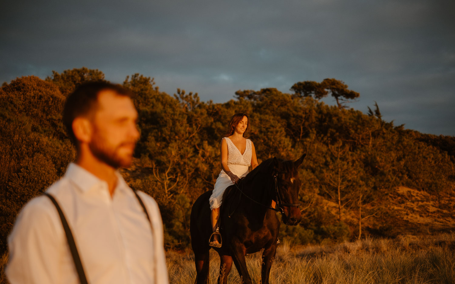 Séance photo de couple day after mise en scène avec cheval à la golden hour en pays de la loire (44)