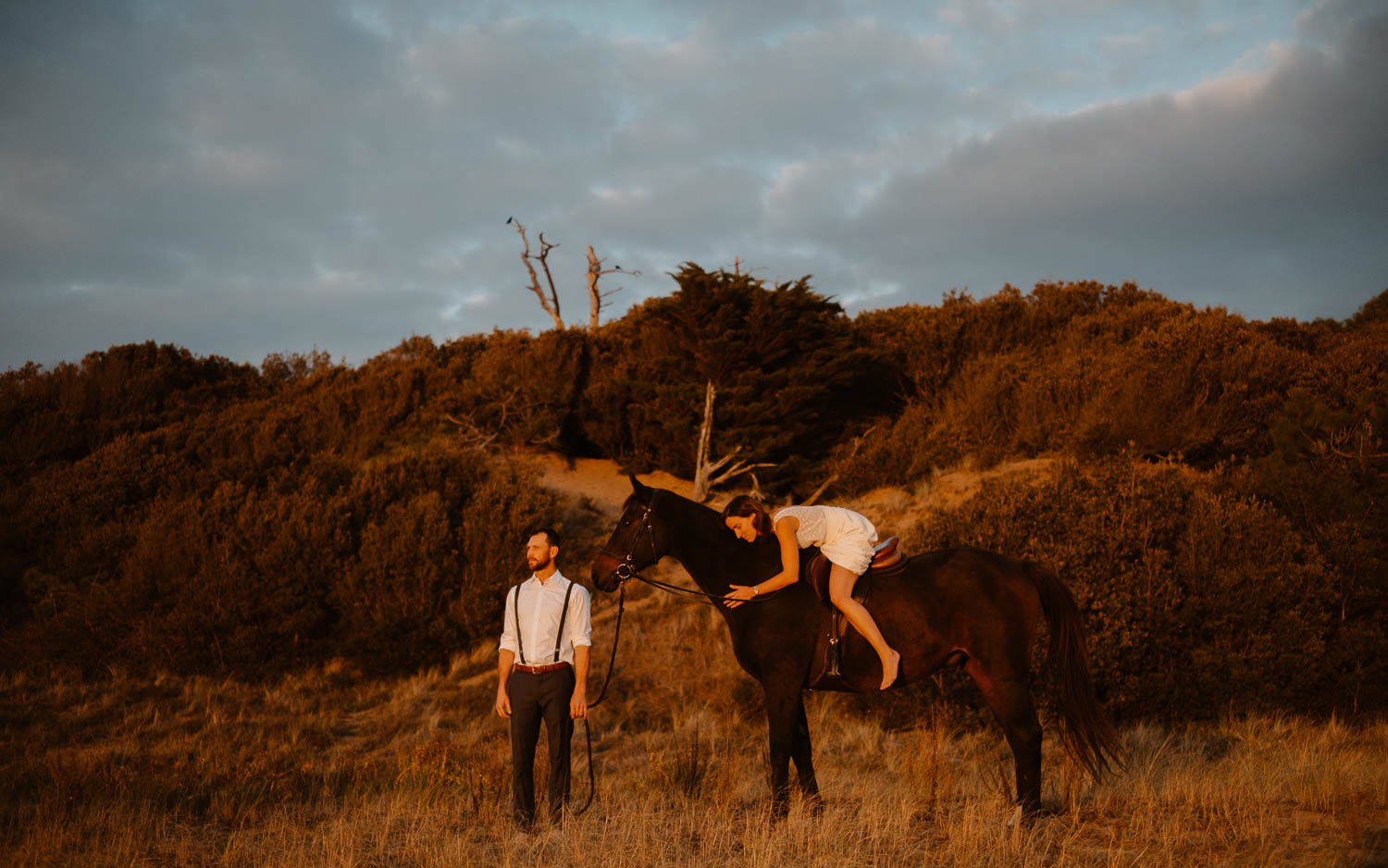 Séance photo de couple day after mise en scène avec cheval à la golden hour en pays de la loire (44)