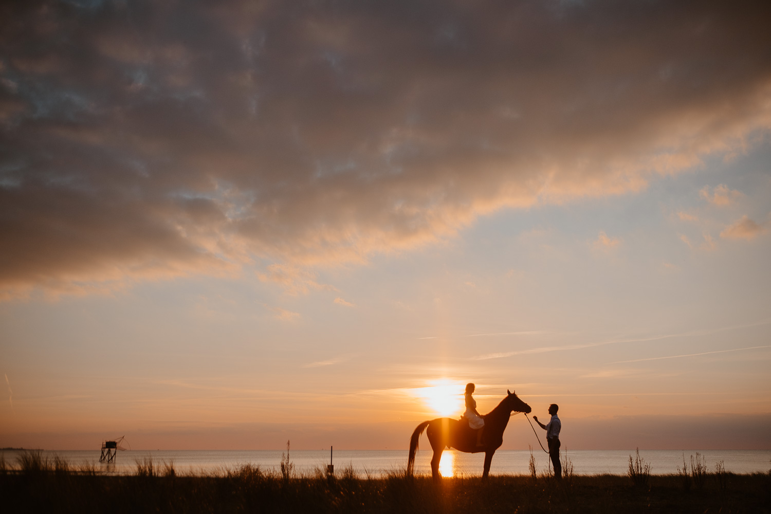 Séance photo de couple day after mise en scène avec cheval à la golden hour en pays de la loire (44)