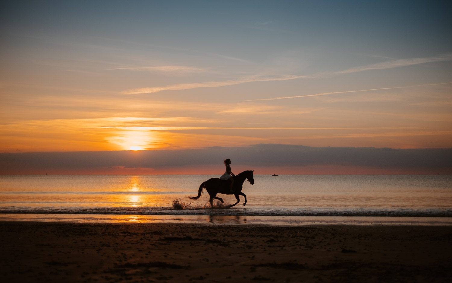 Séance photo de couple day after en lumière naturelle au coucher de soleil en pays de la loire (44)