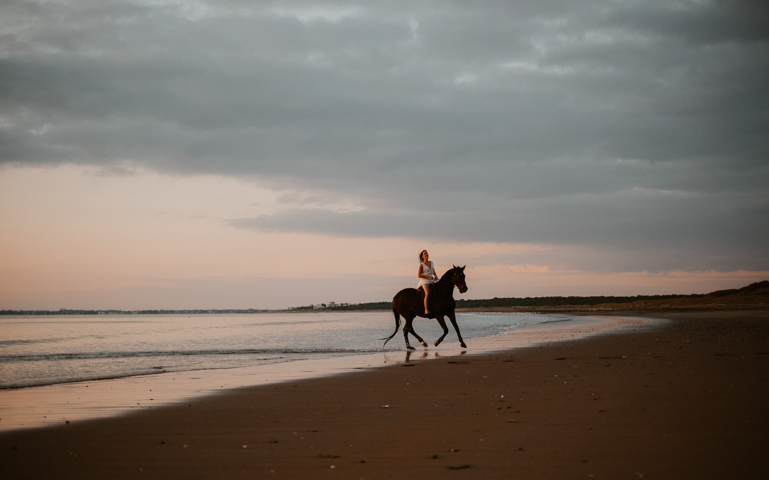 Séance photo de couple day after en lumière naturelle au coucher de soleil en pays de la loire (44)