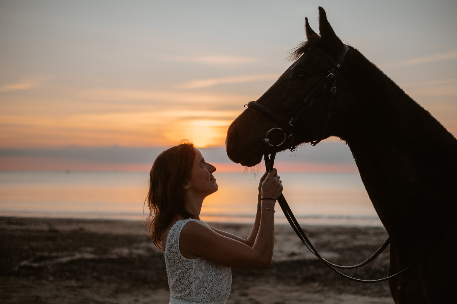 Séance photo de couple day after en lumière naturelle au coucher de soleil en pays de la loire (44)