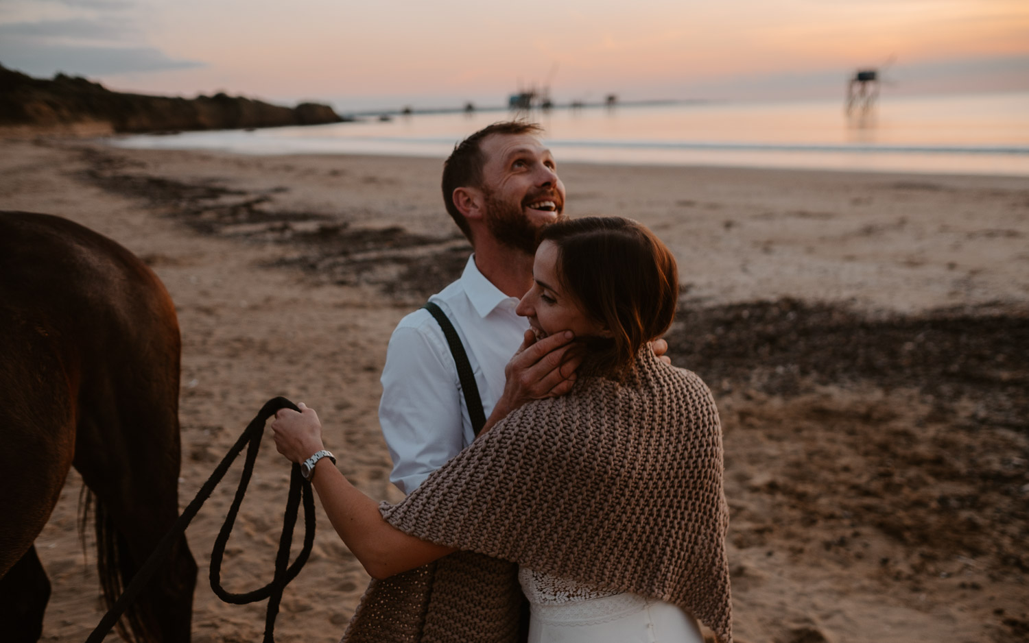 Séance photo de couple day after en lumière naturelle au coucher de soleil en pays de la loire (44)