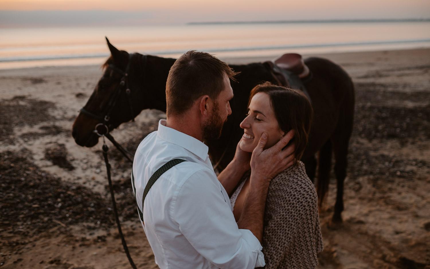 Séance photo de couple day after en lumière naturelle au coucher de soleil en pays de la loire (44)