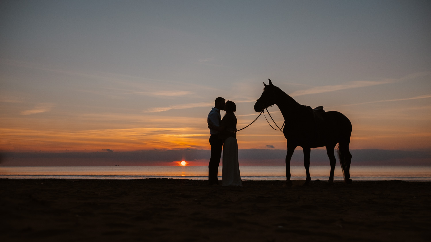 Séance photo de couple day after en lumière naturelle au coucher de soleil en pays de la loire (44)