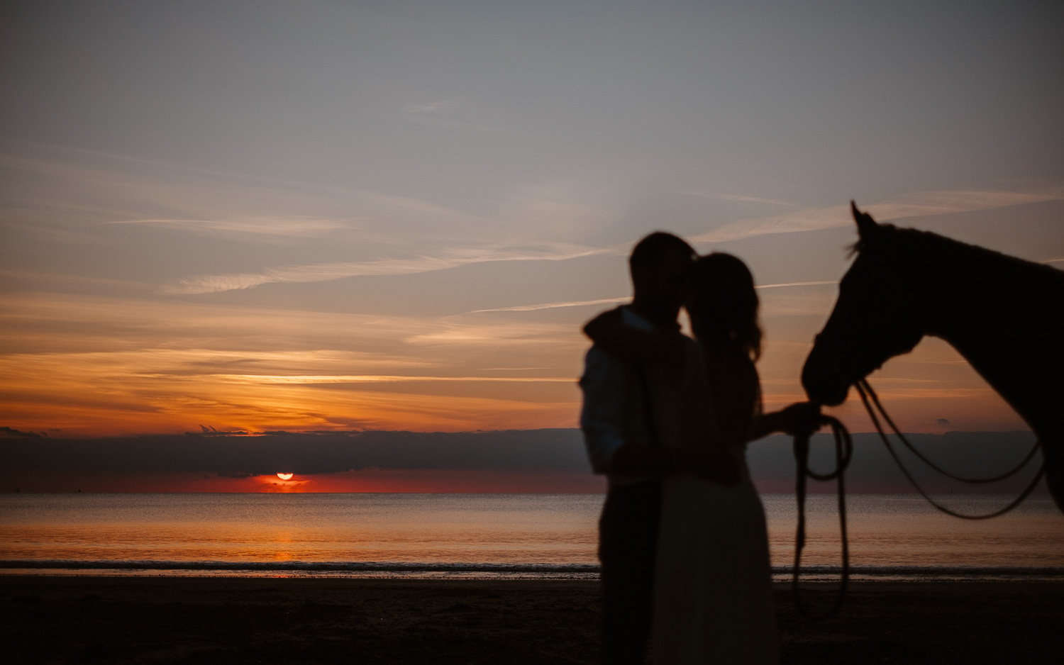 Séance photo de couple day after en lumière naturelle au coucher de soleil en pays de la loire (44)