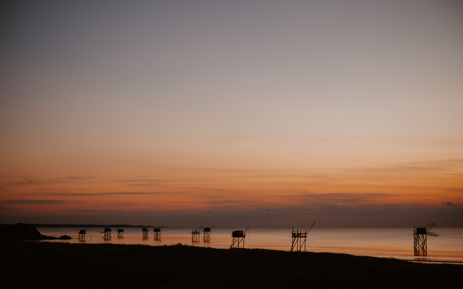 Séance photo de couple day after en lumière naturelle au coucher de soleil en pays de la loire (44)
