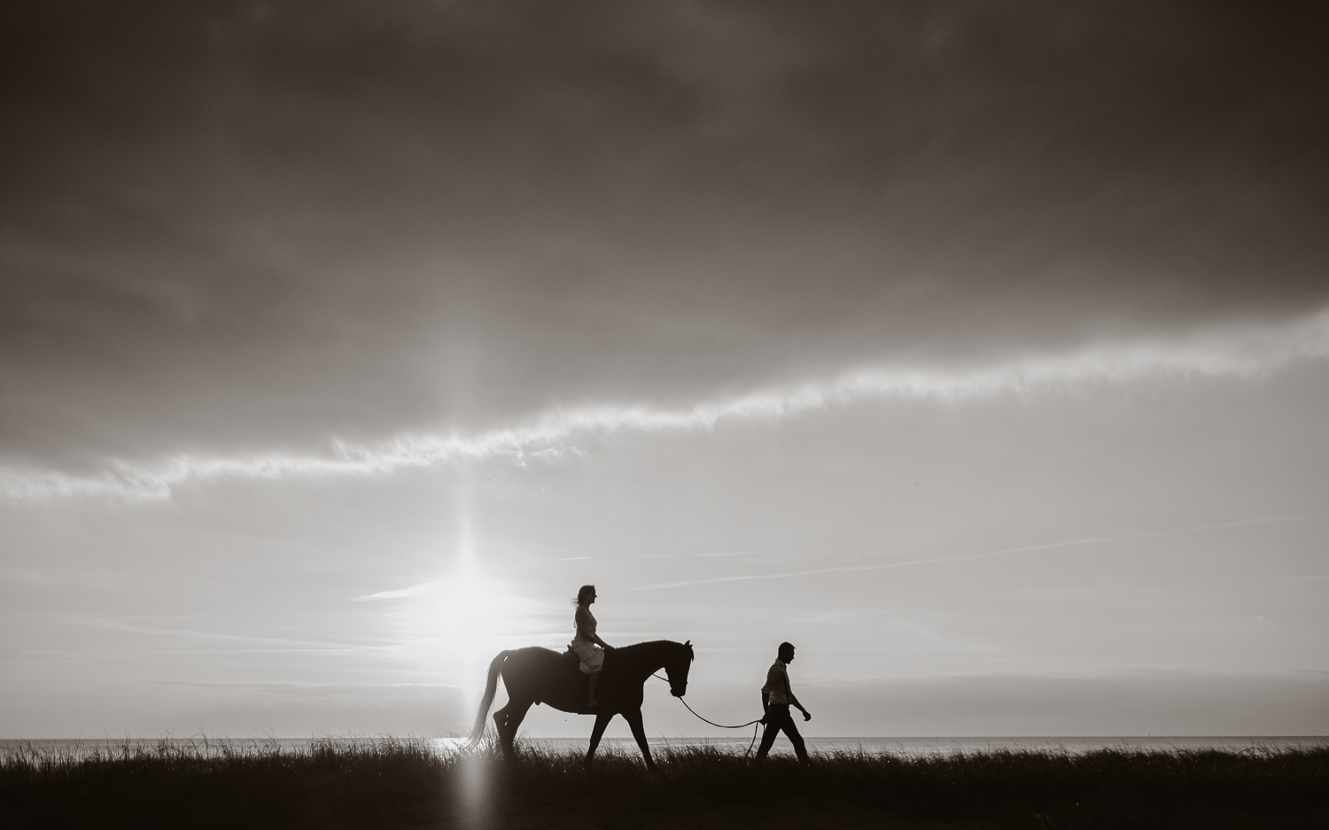Séance photo de couple day after mise en scène en noir et blanc