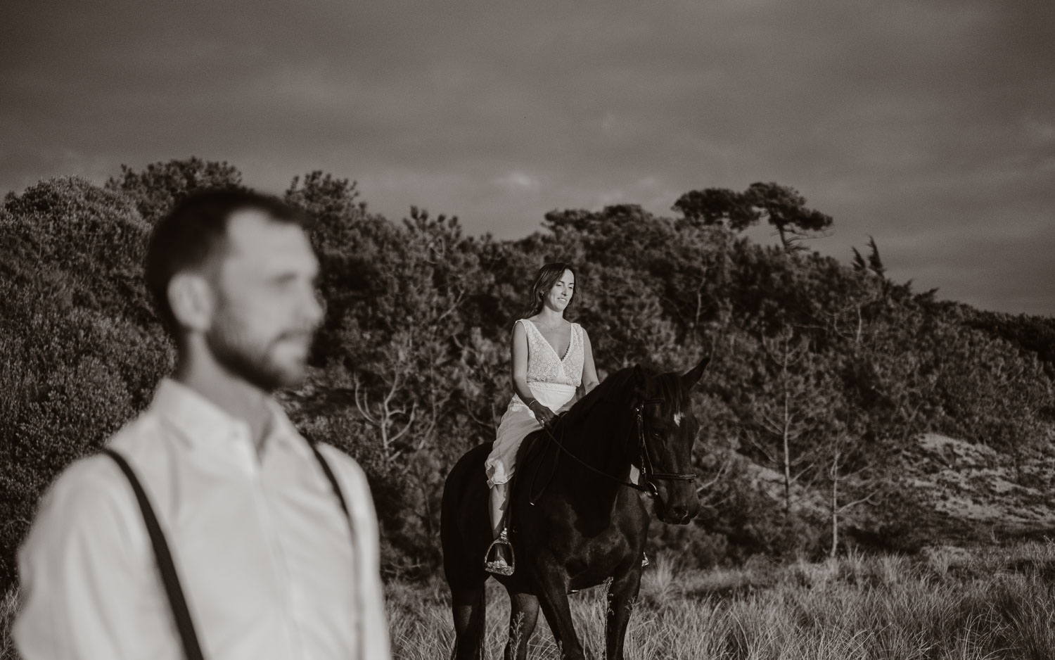Séance photo de couple day after mise en scène en noir et blanc
