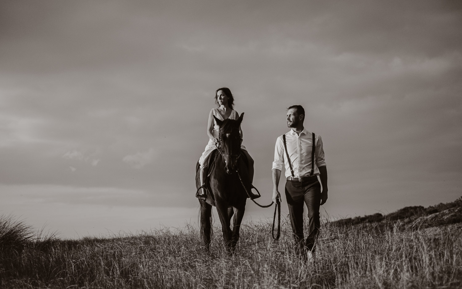 Séance photo de couple day after mise en scène en noir et blanc