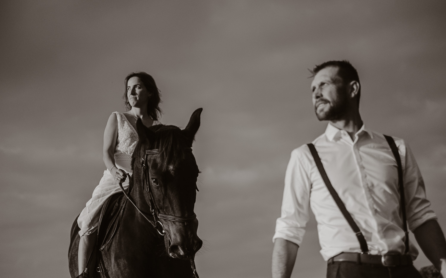 Séance photo de couple day after mise en scène en noir et blanc
