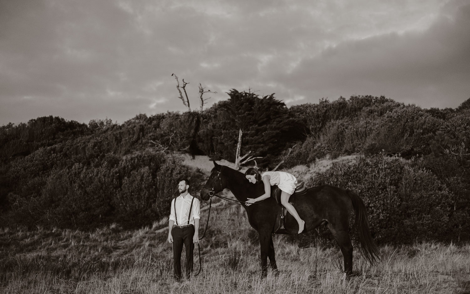 Séance photo de couple day after mise en scène en noir et blanc