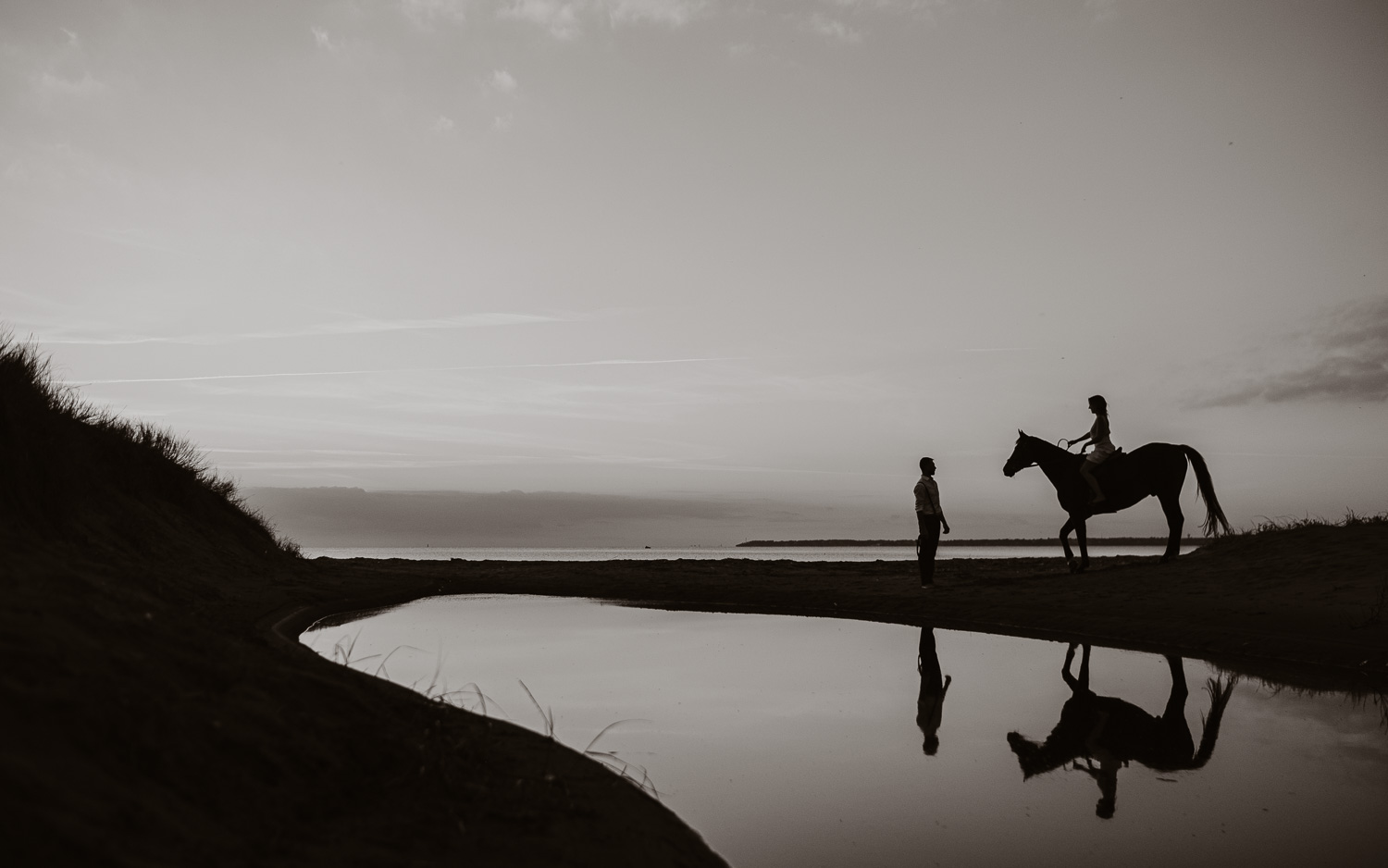 Séance photo de couple day after mise en scène en noir et blanc