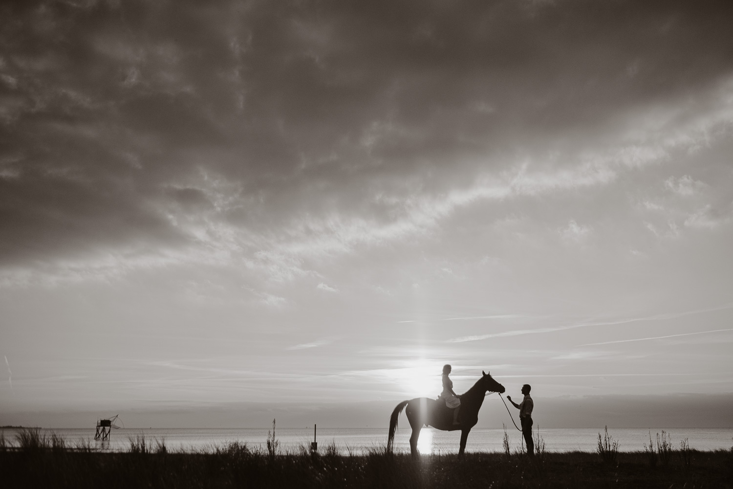 Séance photo de couple day after mise en scène en noir et blanc