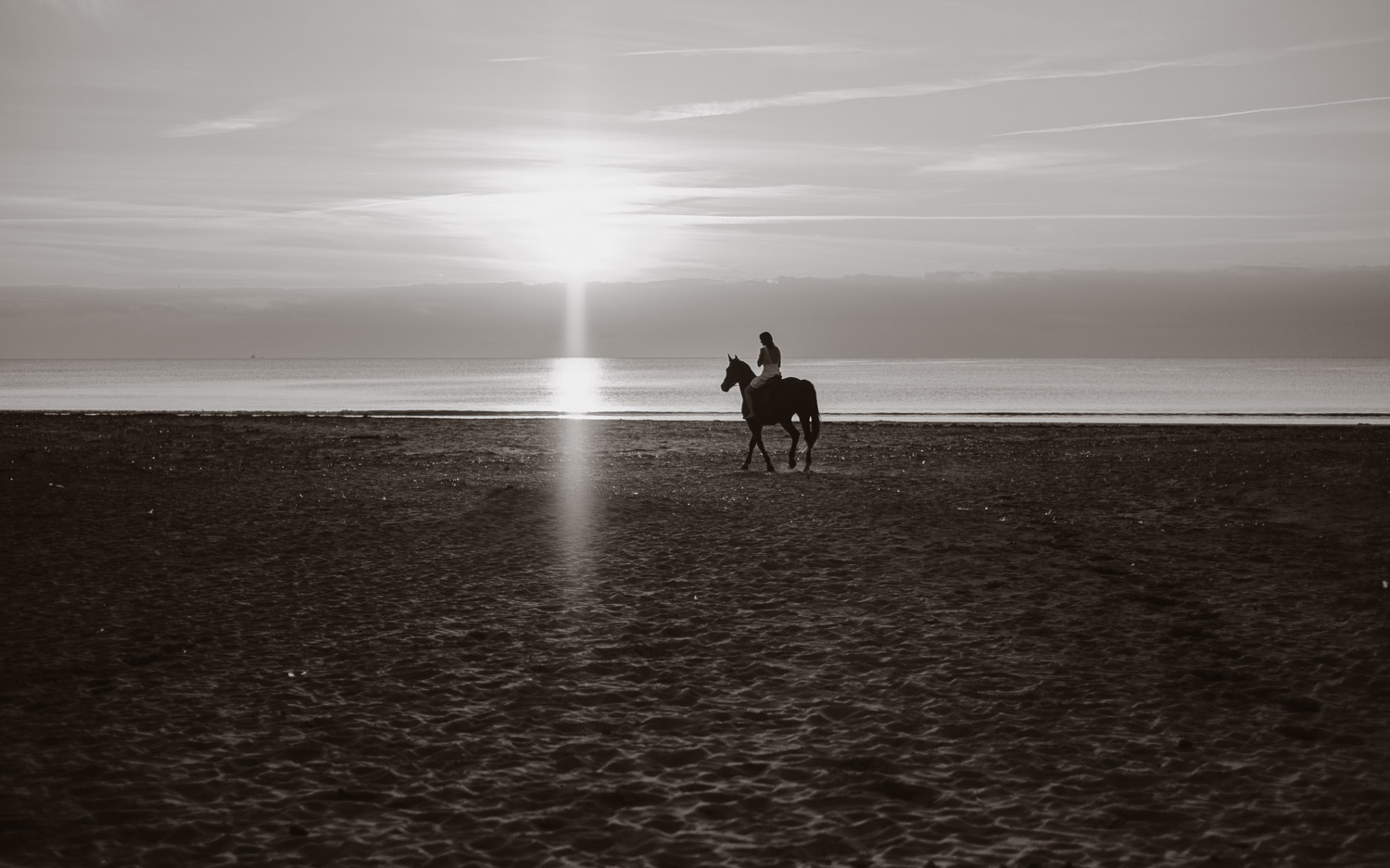 Séance photo de couple day after mise en scène en noir et blanc