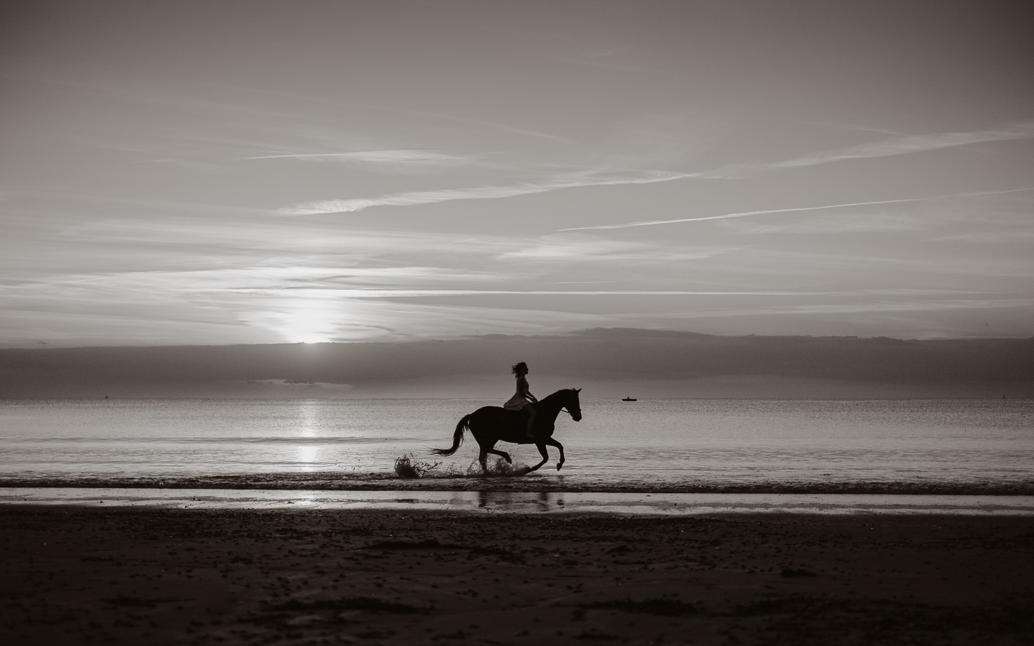 Séance photo de couple day after mise en scène en noir et blanc