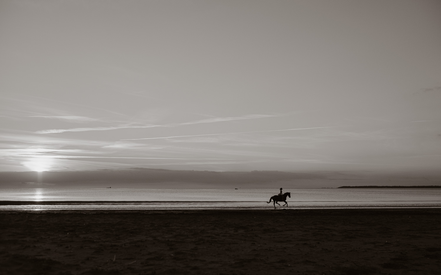 Séance photo de couple day after mise en scène en noir et blanc