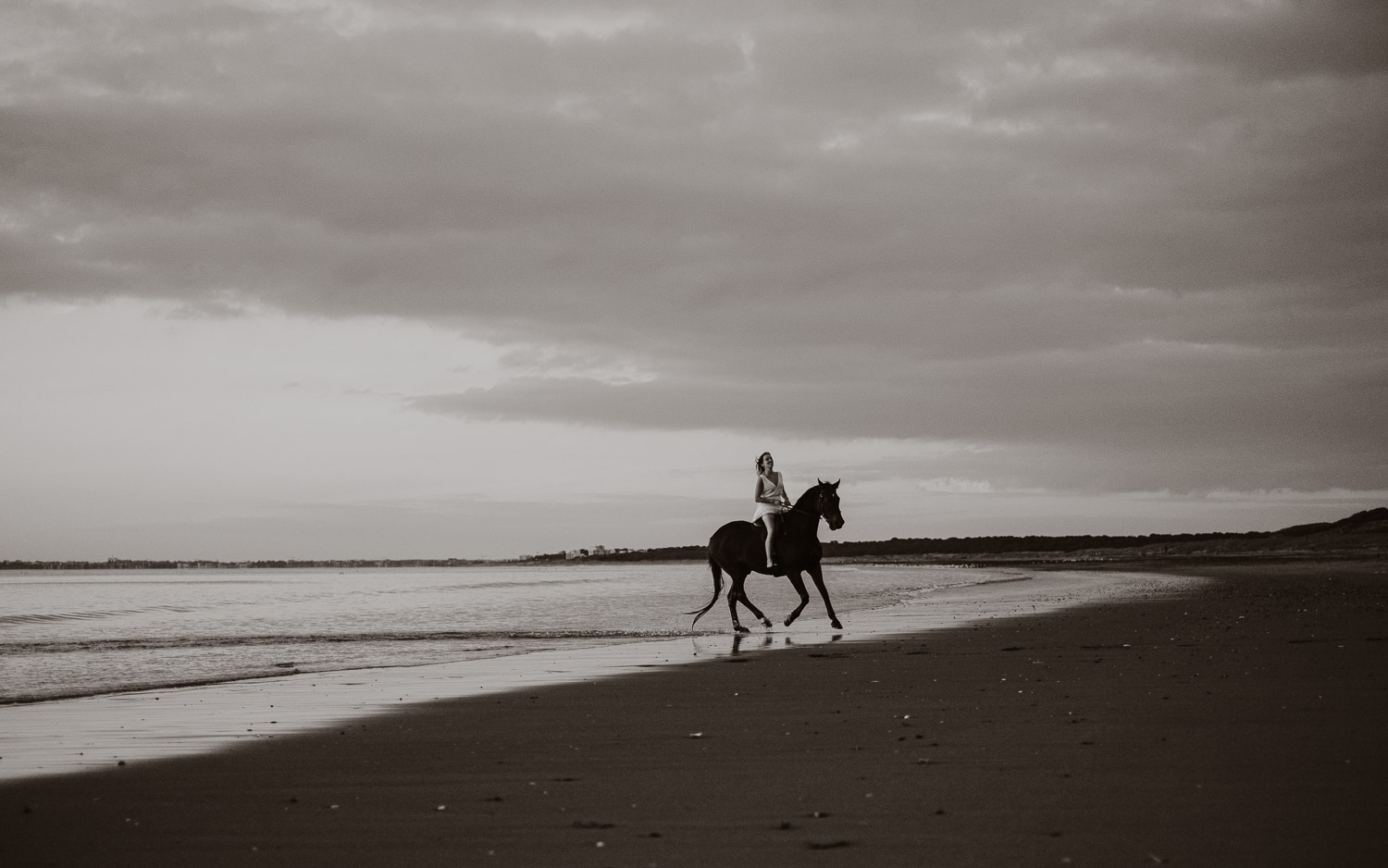 Séance photo de couple day after mise en scène en noir et blanc