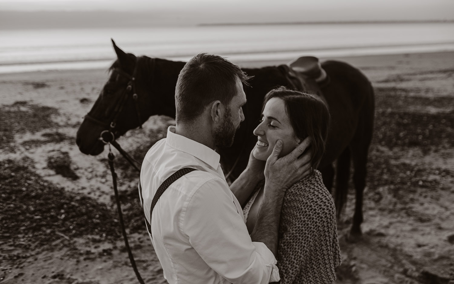 Séance photo de couple day after mise en scène en noir et blanc