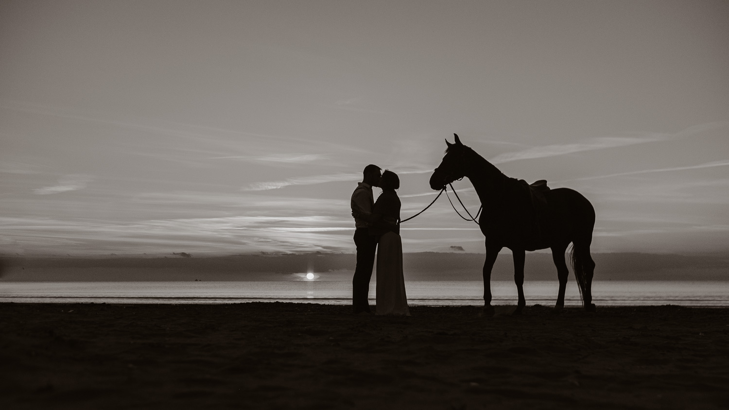 Séance photo de couple day after mise en scène en noir et blanc