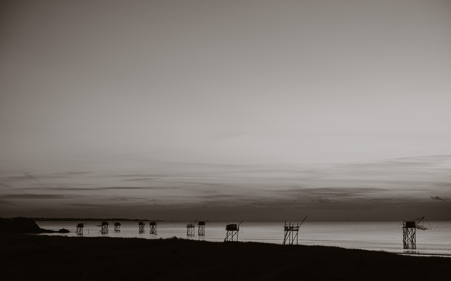 Séance photo de couple day after mise en scène en noir et blanc