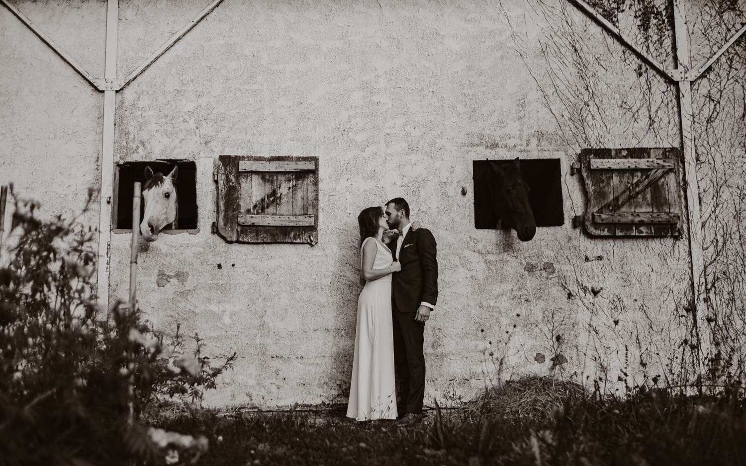 Séance photo de couple day after mise en scène en noir et blanc