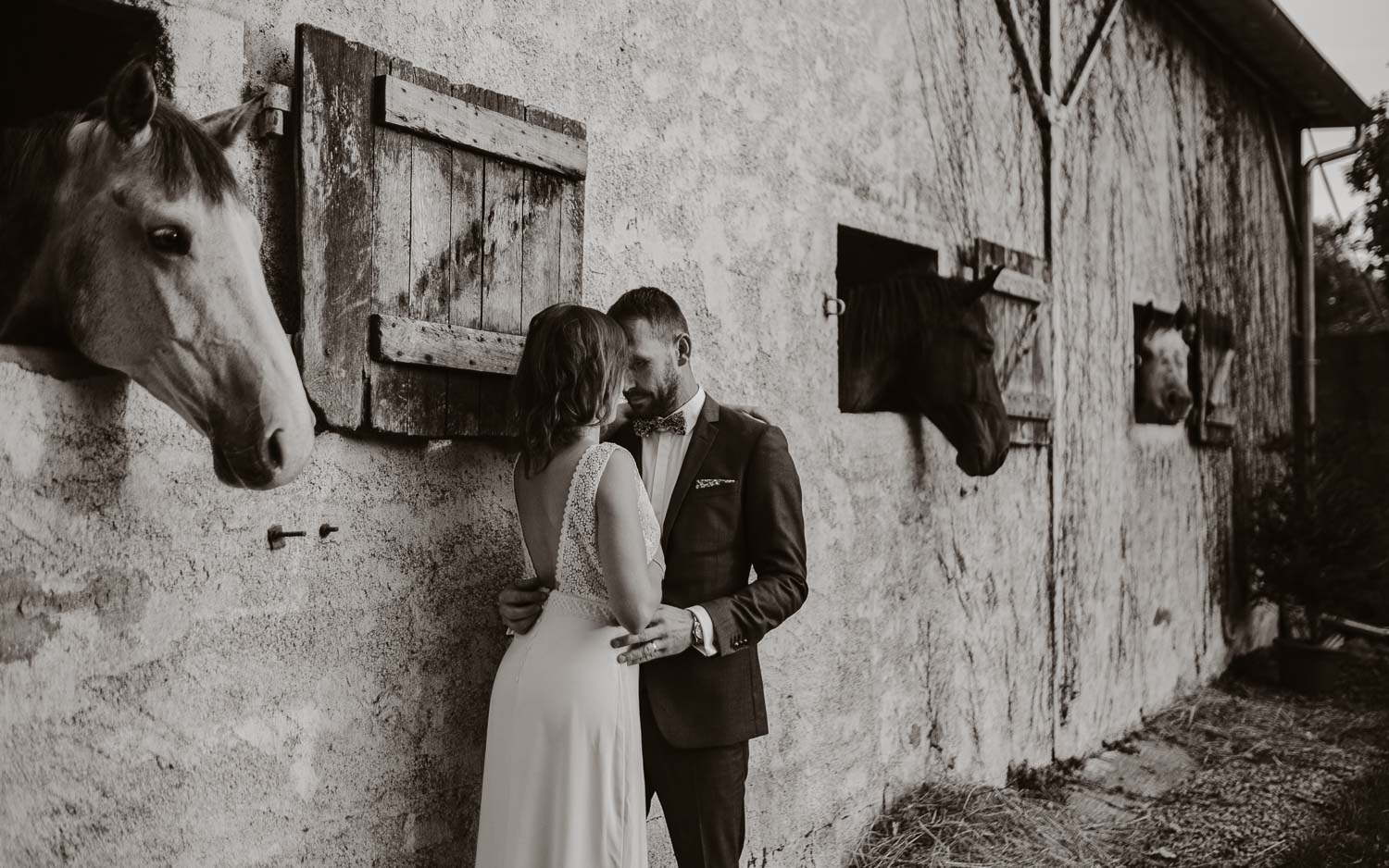Séance photo de couple day after mise en scène en noir et blanc