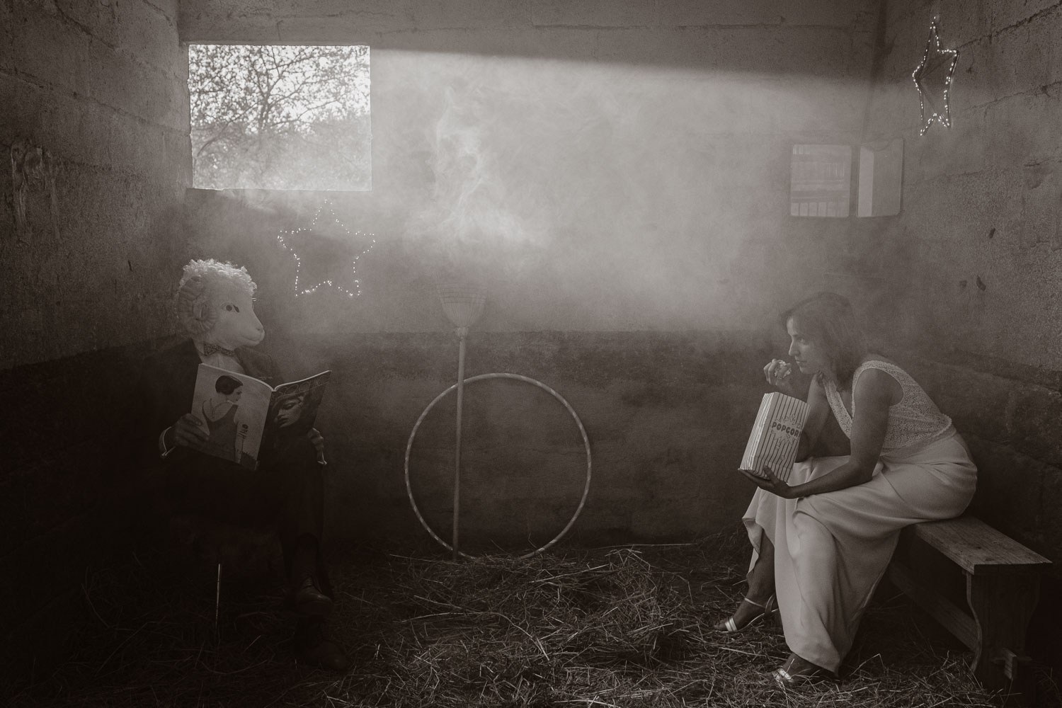 Séance photo de couple day after mise en scène en noir et blanc