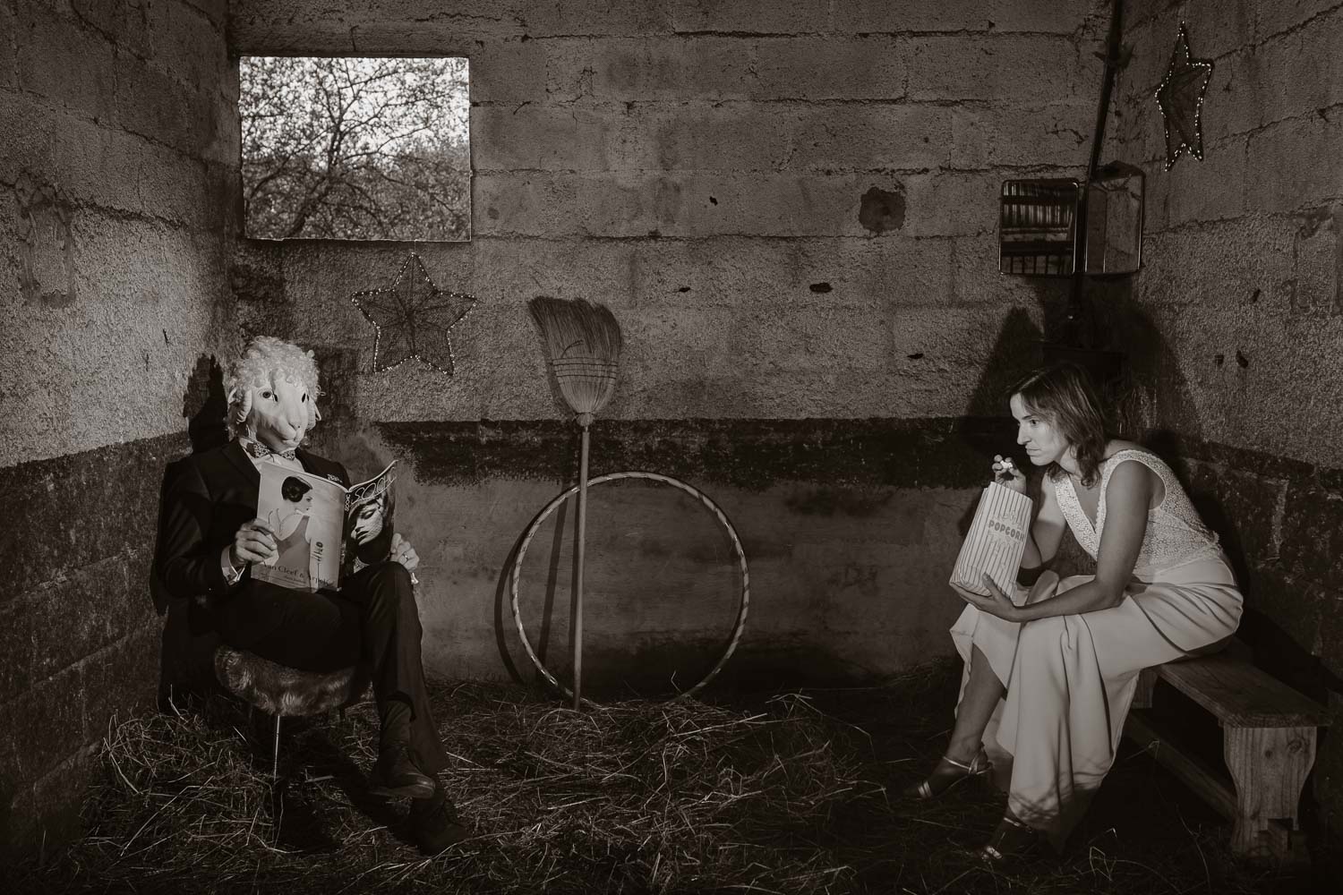 Séance photo de couple day after mise en scène en noir et blanc