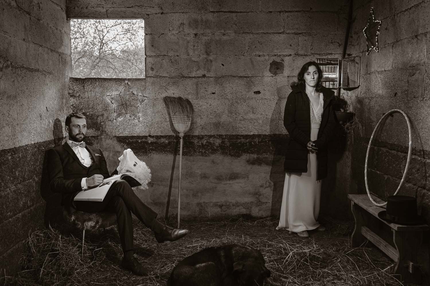 Séance photo de couple day after mise en scène en noir et blanc