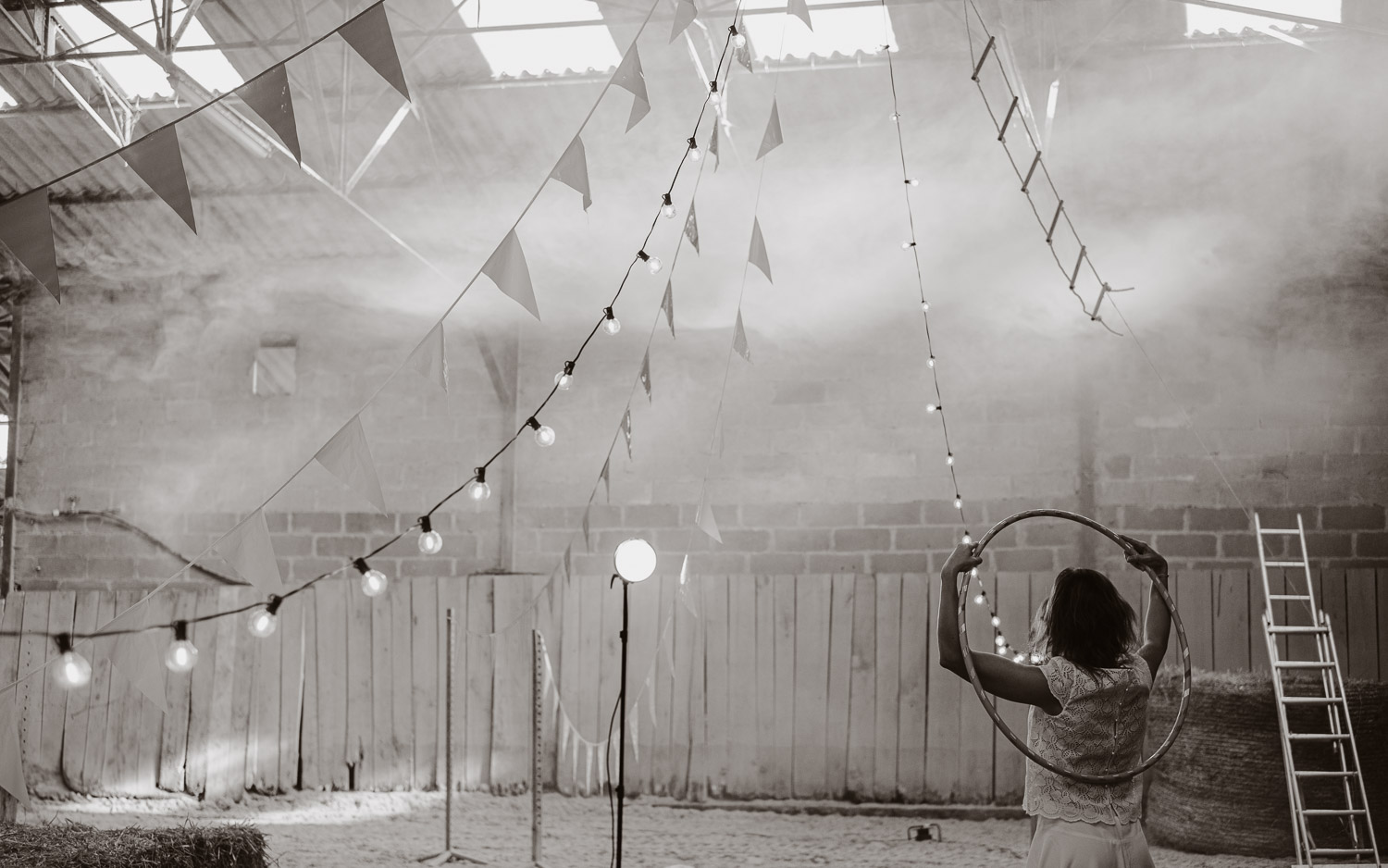 Séance photo de couple day after mise en scène en noir et blanc