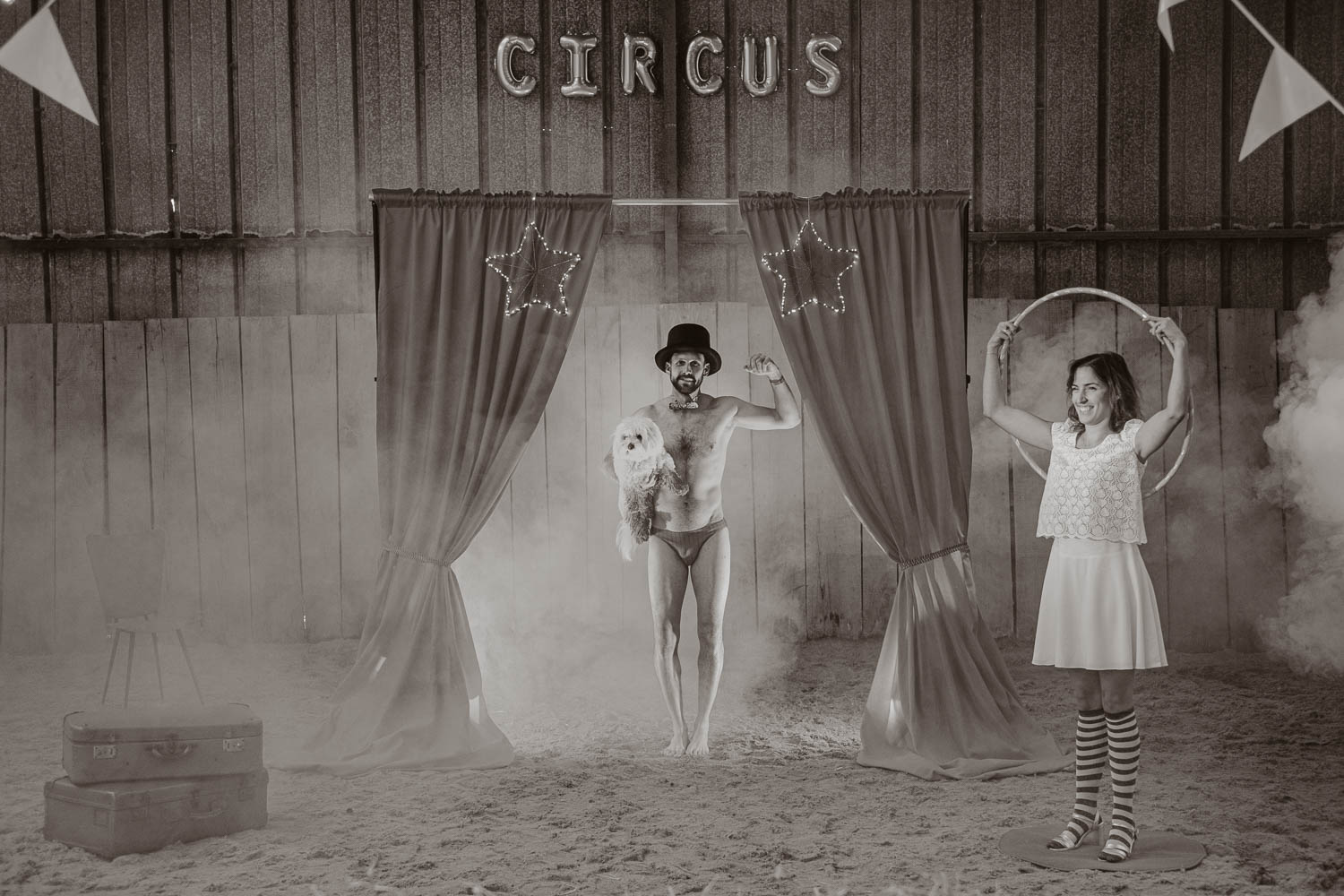 Séance photo de couple day after mise en scène en noir et blanc