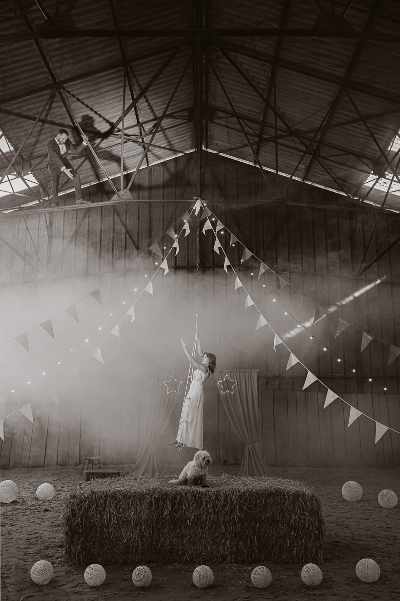 Séance photo de couple day after mise en scène en noir et blanc