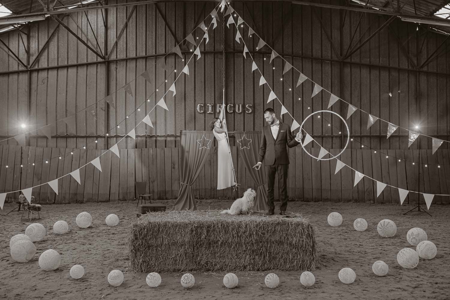 Séance photo de couple day after mise en scène en noir et blanc