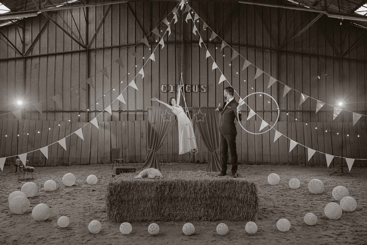 Séance photo de couple day after mise en scène en noir et blanc