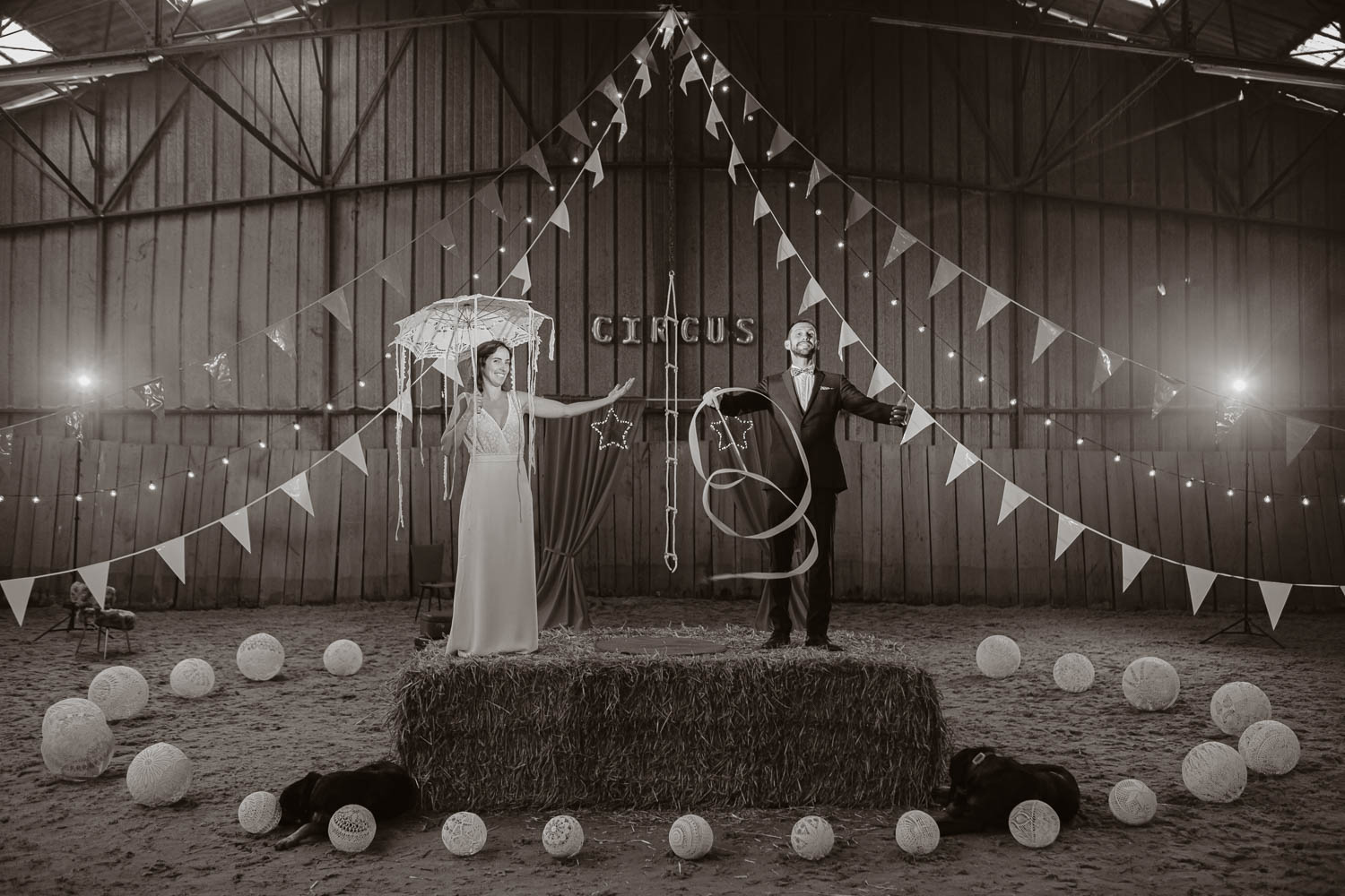 Séance photo de couple day after mise en scène en noir et blanc