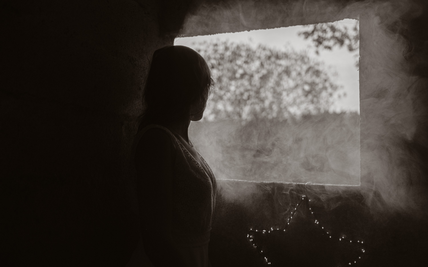 Séance photo de couple day after mise en scène en noir et blanc