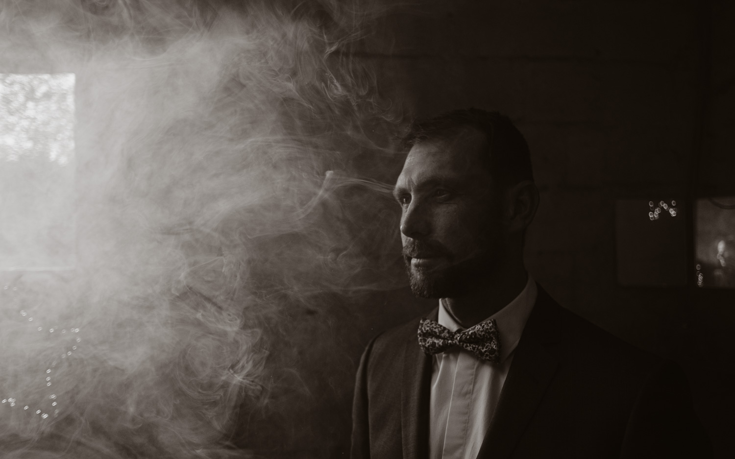 Séance photo de couple day after mise en scène en noir et blanc