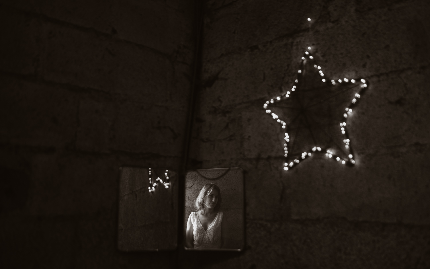 Séance photo de couple day after mise en scène en noir et blanc