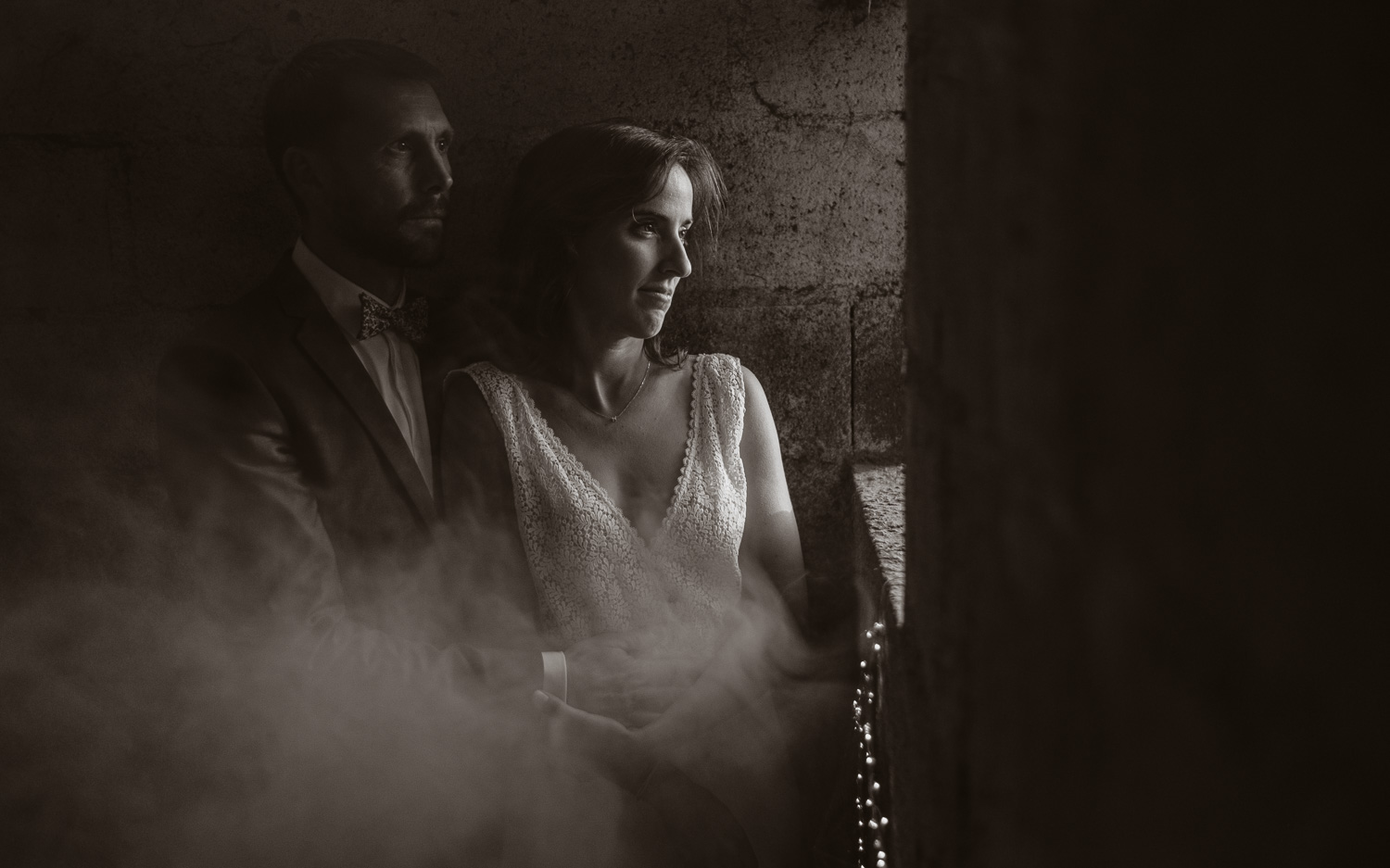 Séance photo de couple day after mise en scène en noir et blanc