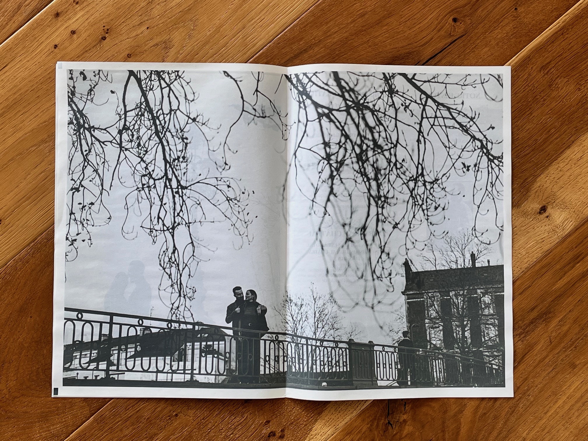 Journal 'save the date' avec les images de la séance couple à Nantes