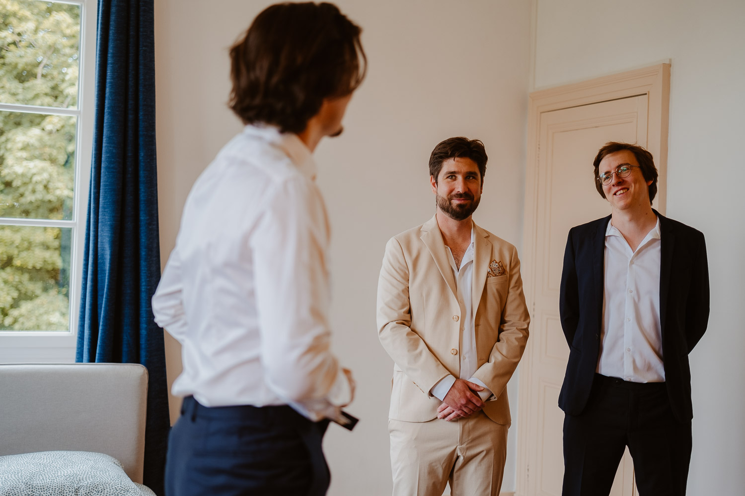 reportage photo préparatifs costume marié — Château de la Forêt au Cellier