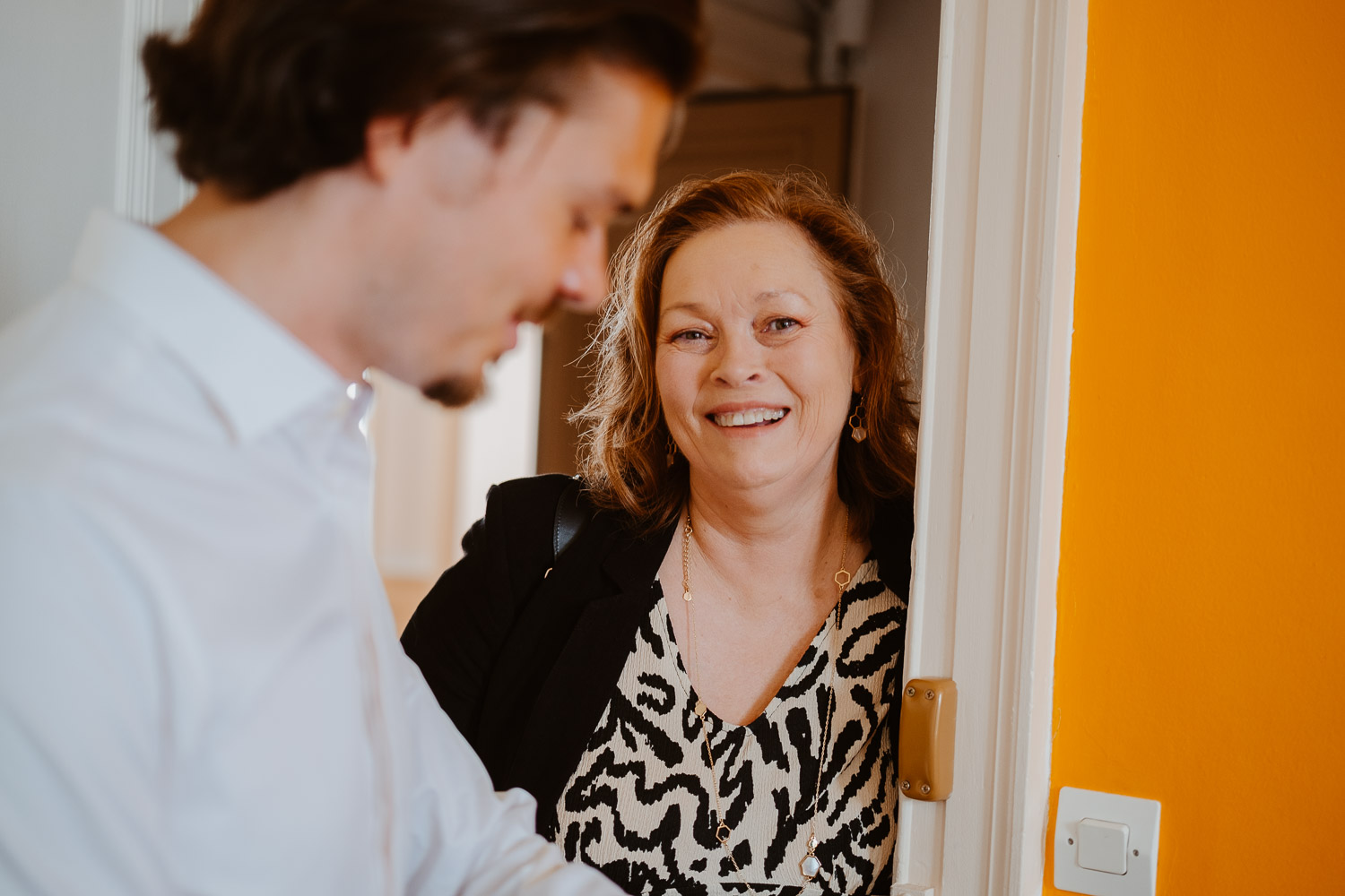 reportage photo préparatifs costume marié — Château de la Forêt au Cellier
