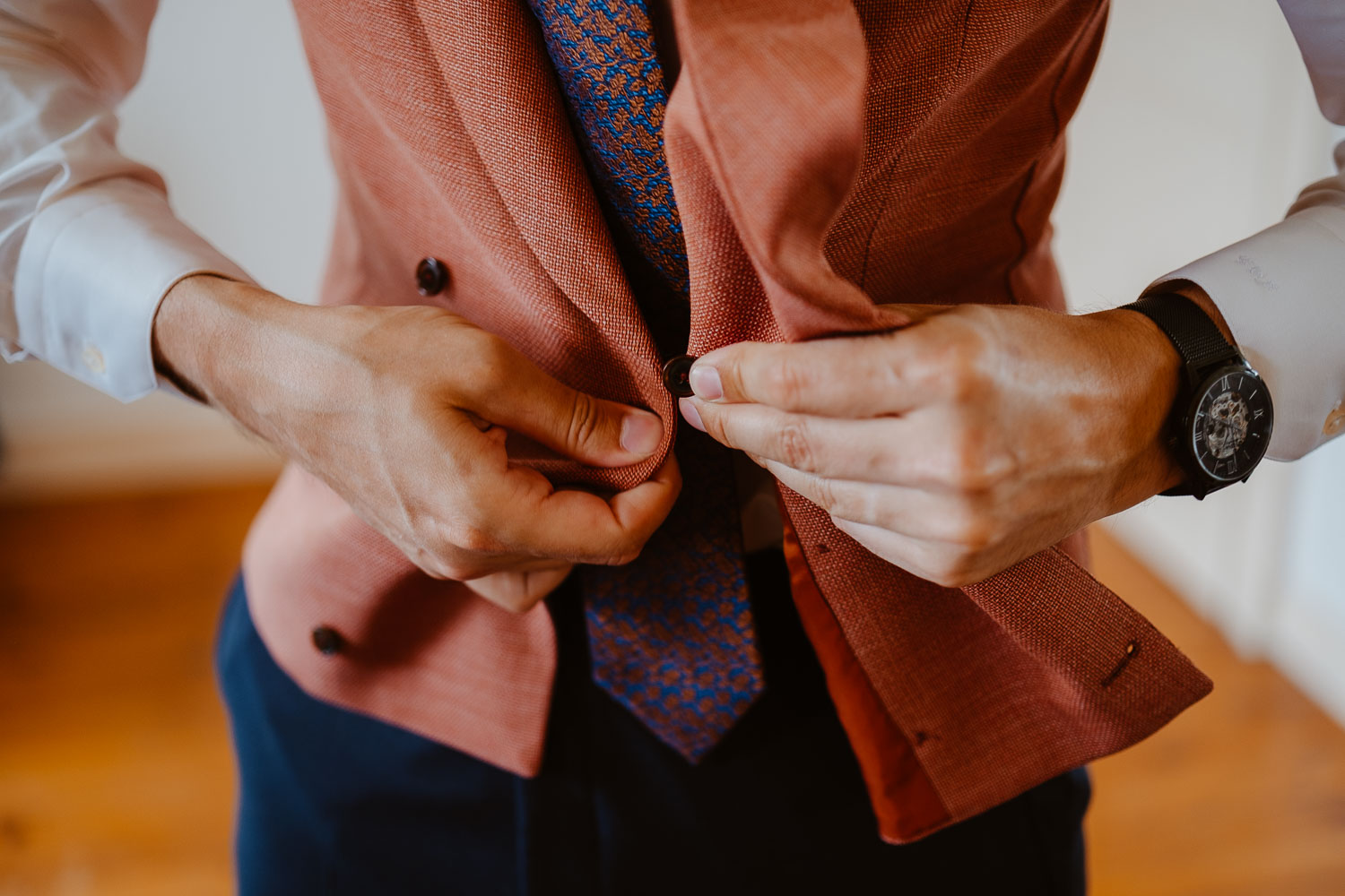 reportage photo préparatifs costume marié — Château de la Forêt au Cellier