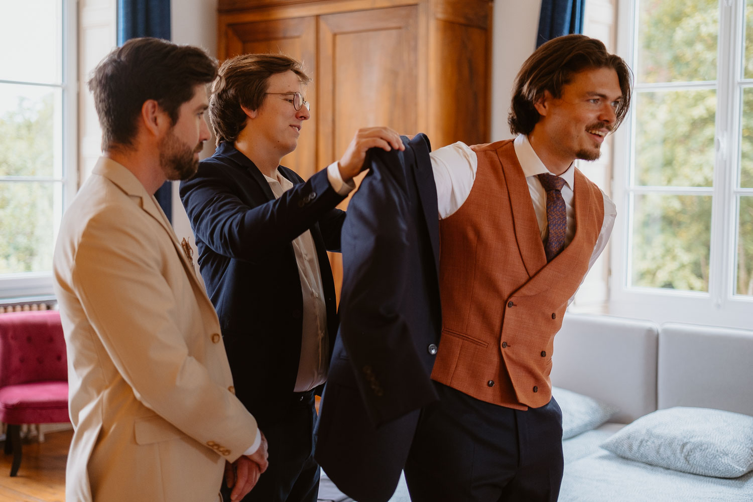 reportage photo préparatifs costume marié — Château de la Forêt au Cellier